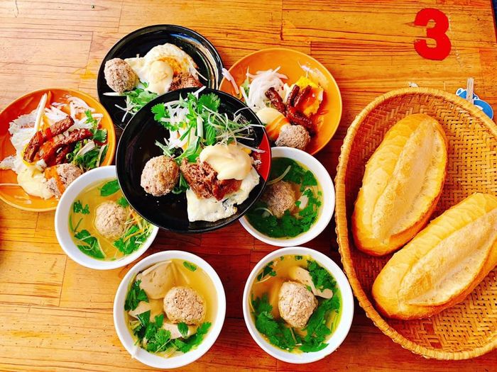 Bánh mì xíu mại. Ảnh: Fanpage Bánh mì xíu mại 26 Trần Nhật Duật