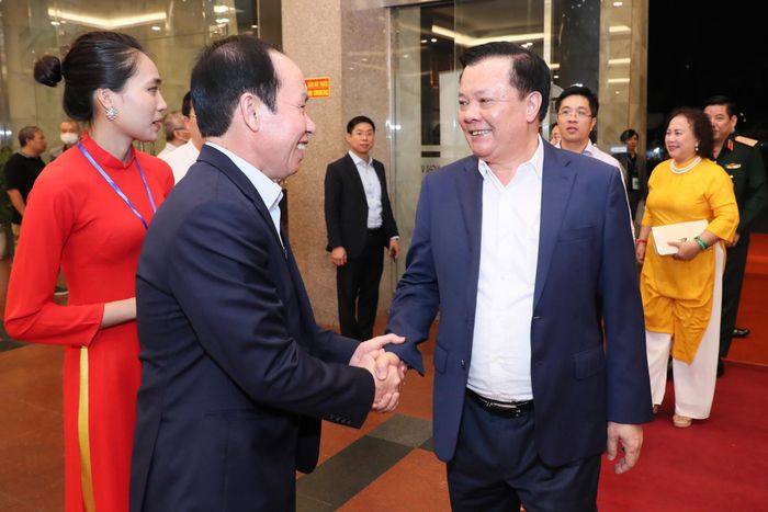 Bí thư Thành ủy Hà Nội Đinh Tiến Dũng tham dự chương trình. Ảnh: Quang Vinh.