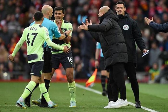 Pep Guardiola bày tỏ sự phẫn nộ khi trọng tài Taylor không công nhận bàn thắng của Foden. ẢNH: GETTY