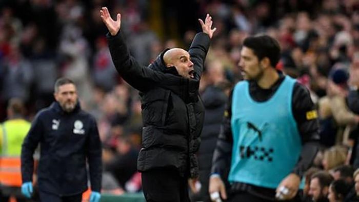 Pep rất ấm ức trước những quyết định không có lợi cho Man City của trọng tài. ẢNH: GETTY