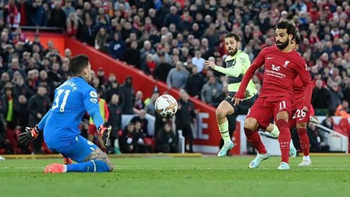 Salah dứt điểm qua tay thủ môn Ederson trong thế đối mặt ghi bàn duy nhất trận đấu. ẢNH: GETTY