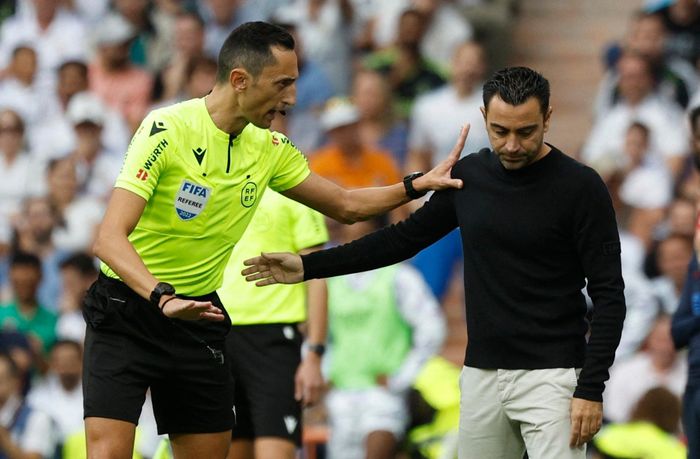 Xavi cảm thấy sự khắc nghiệt của nghề HLV sau một năm dẫn dắt Barca. Ảnh: Reuters. 