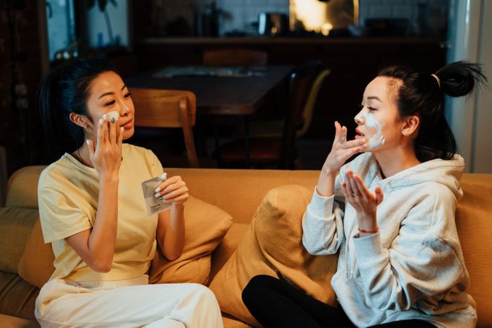 Nhân viên kiệt sức nên nghỉ ngơi bên gia đình, bạn bè. Ảnh: Cottonbro/Pexels.