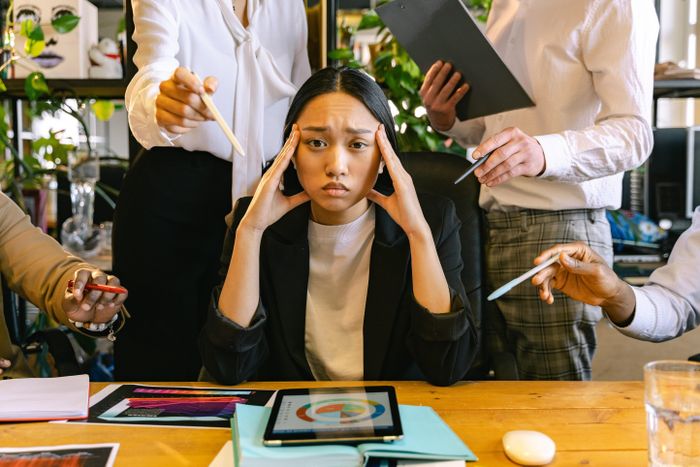 Mất kiểm soát, bị đối xử bất công là những nguyên nhân lớn dẫn đến burnout. Ảnh: Antoni Shkraba/Pexels.