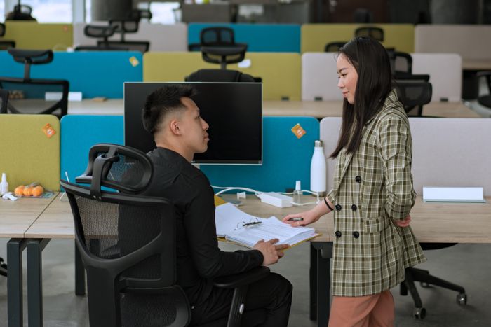Quản lý, người hướng dẫn nơi công sở có thể "giải cứu" nhân viên khỏi sự kiệt quệ. Ảnh: Mikhail Nilov/Pexels.