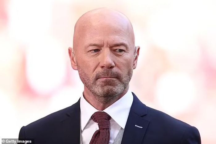 Huyền thoại của Newcastle, Alan Shearer chỉ trích cầu thủ sinh năm 2000 vì cho rằng anh đã cố tình "ăn vạ" để được hưởng penalty khi đội nhà đang bị cầm hòa. Ảnh: Getty Images