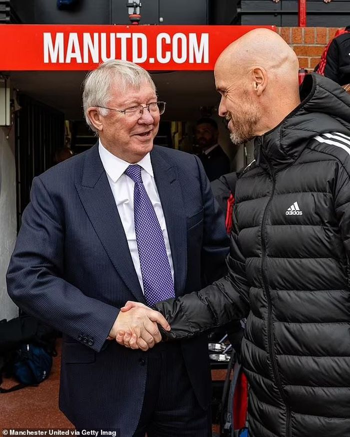Sir Alex cũng tới bắt tay với HLV Ten Hag trước trận đấu giữa MU và Newcaslte. Ảnh: Manchester United