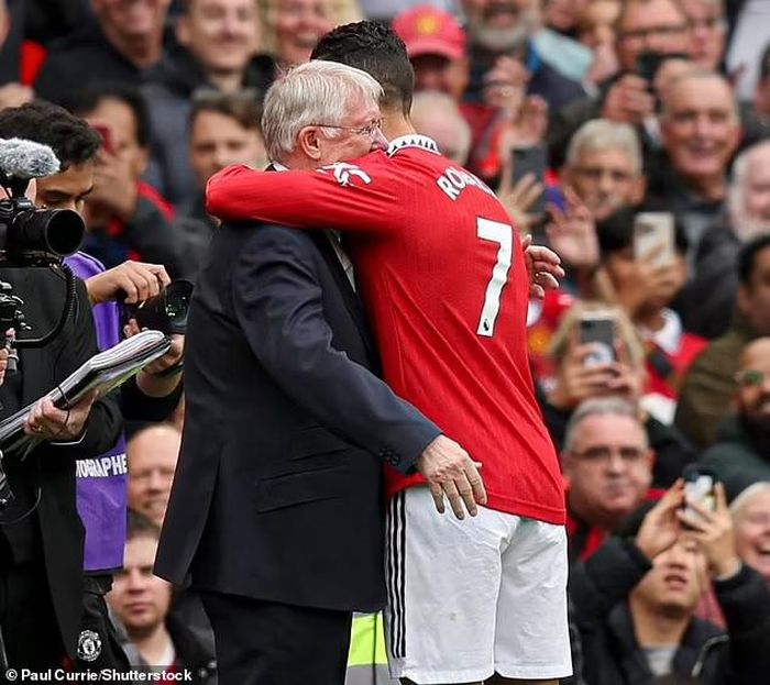 Ronaldo đã bước tới ôm vị HLV cũ của mình trước cuộc đụng độ với Newcastle tại Old Trafford. Ảnh: Paul Currie