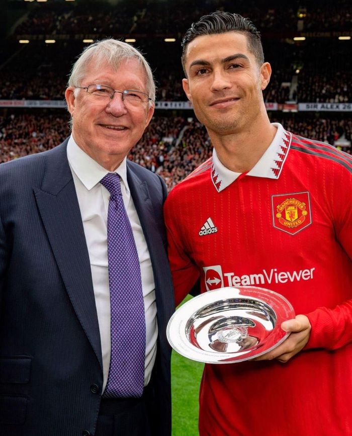 Đích thân Sir Alex đã tới trao thưởng và chúc mừng cho bàn thắng thứ 700 trong sự nghiệp CLB của Ronaldo