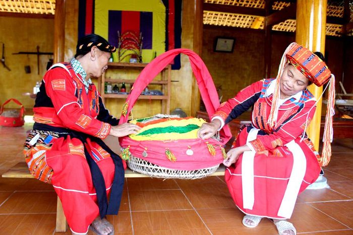 Trang trí làn đựng sính lễ cưới của người Pà Thẻn.