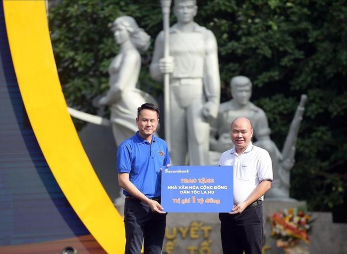 Ông Bùi Tú Ngọc - Giám đốc Chi Nhánh Sacombank Đông Đô (bên phải) trao bảng tượng trưng công trình Nhà Văn hóa cộng đồng La Hủ trị giá 01 tỷ đồng cho đại diện Hội Liên hiệp Thanh niên Việt Nam. 