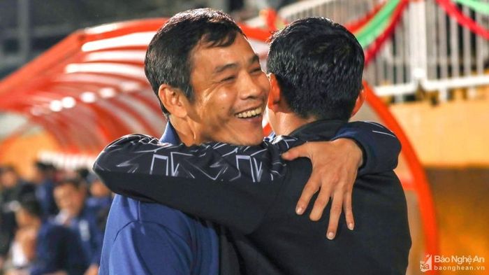 Niềm vui của huấn luyện viên Huy Hoàng sau trận thắng Hoàng Anh Gia Lai ở vòng 19 V.League 2022. Ảnh: Chung Lê