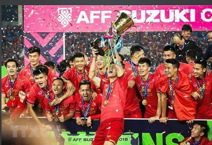 Cho đến cuối năm 2018, bóng đá Việt Nam tiếp tục cùng huấn luyện viên Park Hang-seo thăng hoa với chức vô địch AFF Cup 2018. (Ảnh: TTXVN) 
