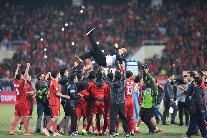 Khi đó, ông Park giúp người hâm mộ thỏa mãn cơn khát danh hiệu ở cấp độ khu vực Đông Nam Á sau 10 năm, kể từ chức vô địch AFF Cup 2008. (Ảnh: TTXVN) 