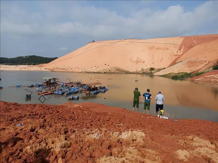 Lực lượng chức năng vẫn tích cực triển khai công tác tìm kiếm 2 nạn nhân còn lại trong vụ sạt lở tại mỏ titan tại Bình Thuận. Ảnh: Nguyễn Thanh /TTXVN
