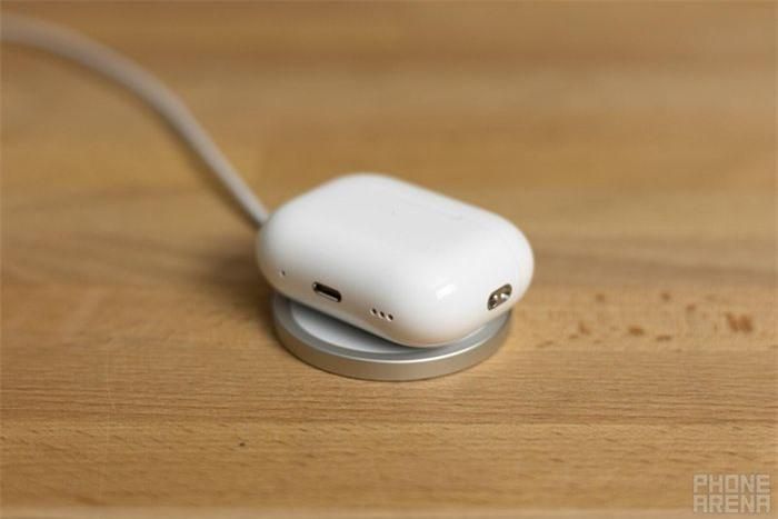 Hộp sạc AirPods và AirPods Pro. Dù đã trang bị sạc không dây MagSafe, hộp sạc của tai nghe AirPods và AirPods Pro vẫn sở hữu cổng Lightning để cắm dây. Do thế hệ mới nhất của 2 thiết bị vừa ra mắt vào tháng 3 (AirPods 3) và tháng 9 (AirPods Pro 2), nhiều khả năng đến năm 2025, cổng USB-C mới xuất hiện trên AirPods và AirPods Pro mới. Tuy nhiên, Macworld cho rằng Táo khuyết vẫn có thể tung ra hộp sạc với cổng USB-C cho những model hiện tại. Ảnh: PhoneArena.