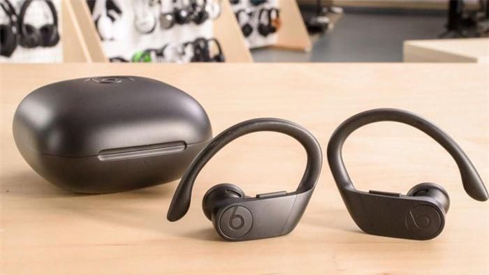 Powerbeats Pro. Trong khi đa số tai nghe Beats của Apple sử dụng cổng USB-C hoặc micro-USB, dòng tai nghe không dây Powerbeats Pro vẫn sạc bằng cổng Lightning. Nếu ra mắt thế hệ mới, nhiều khả năng Powerbeats Pro sẽ chuyển sang cổng USB-C để đồng bộ với những thiết bị Beats còn lại. Ảnh: Rtings.
