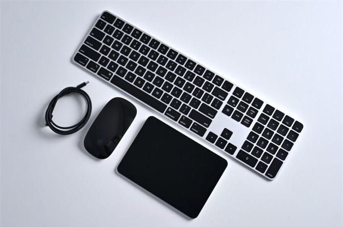 Phụ kiện Magic. Thiết kế của Magic Mouse, Magic Keyboard và Magic Trackpad, bộ 3 phụ kiện cho máy tính Mac đã không thay đổi từ năm 2015. Đến 2021, loạt thiết bị trên được bổ sung nhiều màu mới để phù hợp với iMac 24 inch, riêng Magic Keyboard bổ sung cảm biến vân tay Touch ID. Phiên bản màu đen của 3 phụ kiện Magic được giới thiệu đầu năm nay cùng máy tính Mac Studio. Nếu Apple nâng cấp iMac vào năm sau, nhiều khả năng bộ phụ kiện này cũng được cải tiến với cổng sạc USB-C thay cho Lightning. Ảnh: AppleInsider.