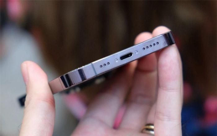 iPhone. Nhiều khả năng dòng iPhone 14 ra mắt vào tháng 9 là những smartphone Apple cuối cùng trang bị cổng Lightning. Trong khi quy định chuẩn hóa cổng sạc của Liên minh châu Âu (EU) có hiệu lực vào cuối 2024, tin đồn cho biết dòng iPhone 15 ra mắt năm 2023 sẽ chuyển sang cổng USB-C. Ngoài khả năng dùng chung cáp sạc với iPad hay MacBook, cổng USB-C trên iPhone có thể giúp tăng công suất sạc, chuyển dữ liệu sang thiết bị khác với tốc độ cao hơn. Ảnh: Hardware Zone.