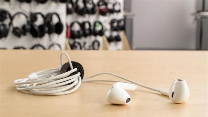EarPods. Mẫu tai nghe có dây của Apple được chuyển sang đầu cắm Lightning từ khi iPhone 7 ra mắt năm 2016. Dù không còn kèm trong hộp iPhone, EarPods vẫn được bán với giá 19 USD. Nếu iPhone 15 sử dụng USB-C, nhiều khả năng Táo khuyết cũng ra mắt EarPods với cổng USB-C để phù hợp với cổng sạc của iPhone mới. Ảnh: Rtings.
