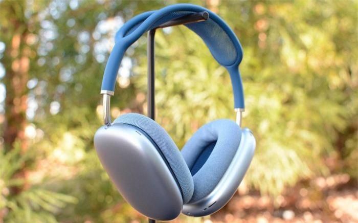 AirPods Max. Dòng tai nghe được Apple ra mắt lần đầu vào năm 2020 trang bị cổng Lightning để sạc pin và kết nối dây. Một số tin đồn cho biết thế hệ tiếp theo của AirPods Max sẽ xuất hiện vào cuối năm nay hoặc đầu 2023. Những cải tiến được chờ đón trên AirPods Max 2 như chip H2, nhiều màu sắc mới và cổng USB-C thay cho Lightning. Ảnh: Engadget.