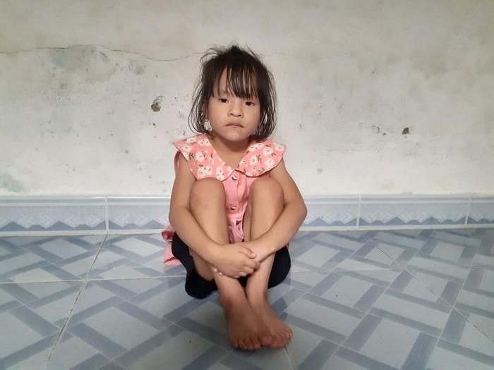 3 tuổi, bé Ngọc đã thiếu vắng tình thương của mẹ, 5 tuổi thì mắc bệnh tim không tiền phẫu thuật.