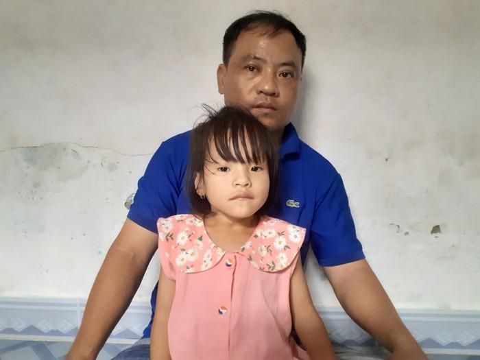 Anh Đăng bên con gái bất hạnh.