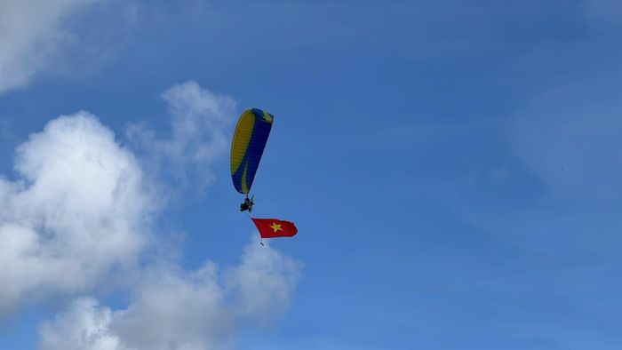 Màn trình diễn dù lượn được nhiều người dân thích thú
