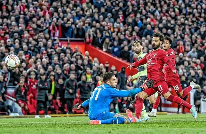 Salah trở thành người hùng của Liverpool.