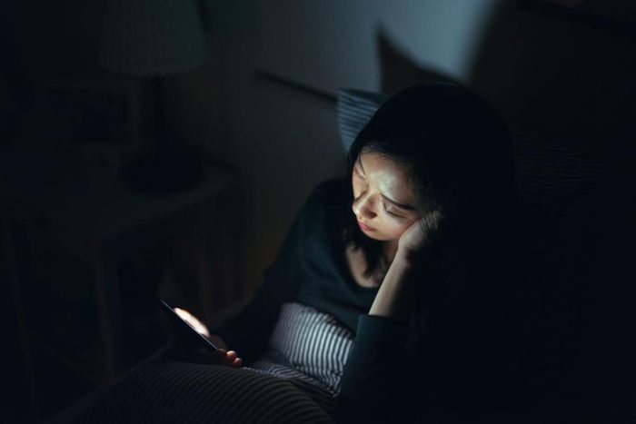  Nỗi lo lắng về "cơm áo gạo tiền" trong tình hình lạm phát gia tăng khiến nhiều người mắc chứng mất ngủ kéo dài. Ảnh: China Daily.