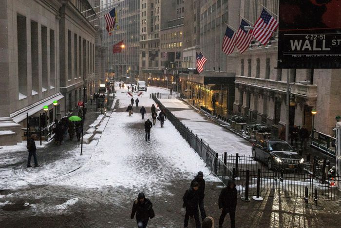Việc Fed liên tục tăng lãi suất đè nặng lên triển vọng kinh tế Mỹ. Ảnh: Reuters.