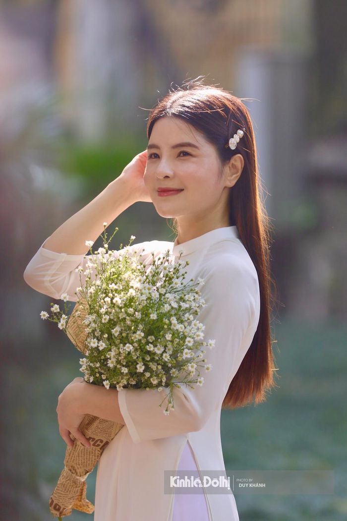 Nhiều bạn trẻ tranh thủ lưu lại khoảnh khắc đẹp dịp cuối thu.