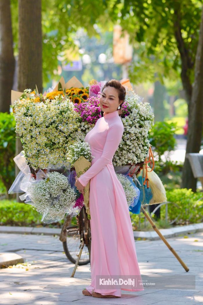 Hoa thạch thảo có thân bụi, cánh mỏng dài hơi tròn ở đầu, lớp cánh trong ngắn hơn phía ngoài, khi nở sẽ xòe rộng ra để lộ nụ hoa vàng với những lông phấn mảnh.