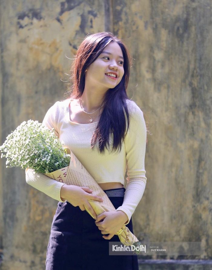 Hoa thạch thảo cũng từng xuất hiện trong bài hát Hà Nội 12 mùa hoa của nhạc sĩ Giáng Son: "Mùa thu đã sang, mùa hoa cúc đến. Tình yêu thủy chung, tím biếc thạch thảo. Rực rỡ cuối đông, cải vàng ven sông..."