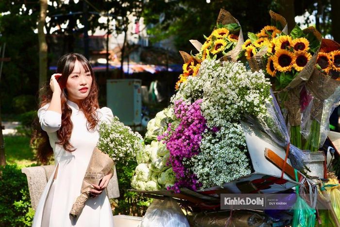 Bạn Ngọc Mai (quận Cầu Giấy) chia sẻ: "Với thời tiết nắng đẹp vào cuối thu, mình tranh thủ đi chụp ảnh cùng với hoa thạch thảo để lưu giữ khoảnh khắc đẹp. Loài hoa này có 2 màu và đang được nhiều người chụp hiện nay. Mình thích hoa thạch thảo vì hoa giản dị, đơn sơ nhưng thích hợp chụp cùng áo dài trắng cũng như phối đồ dễ dàng".