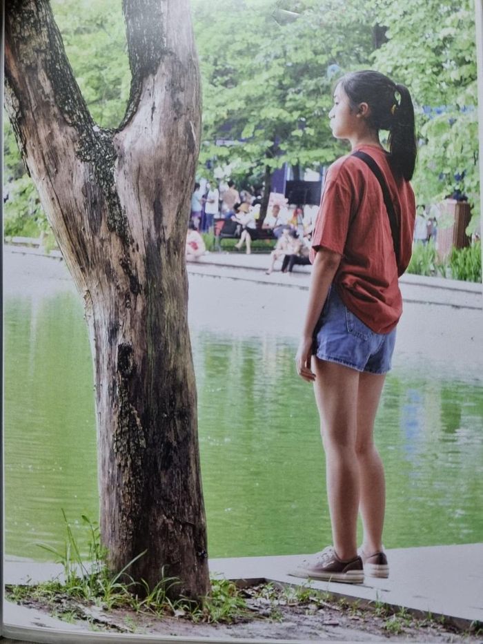 Một cô gái đứng cạnh một gốc cây đã chết khô bên bờ Hồ Gươm. Ông thuyết minh cho ảnh này là: “Bây giờ người ta chỉ quan tâm đến chân dài hơn là quan tâm đến một cây xanh” 