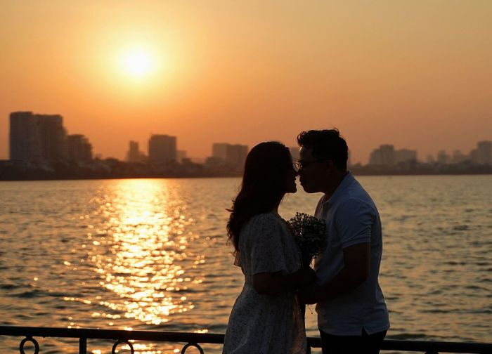 Khoảnh khắc tình yêu của một cặp đôi ở hồ Tây vào thời điểm hoàng hôn