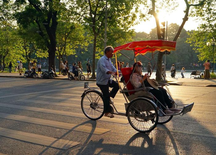 Khách du lịch tham quan Hà Nội vào thời điểm mùa Thu