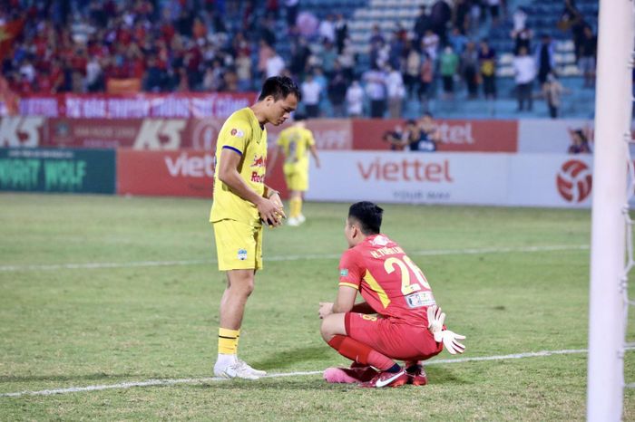 Hiệp 2 kết thúc mà không có thời gian bù giờ, thủ môn Tuấn Linh không giấu nổi sự thất vọng. Anh buồn bã ngồi xuống, sau đó đồng đội đã đến để an ủi Tuấn Linh