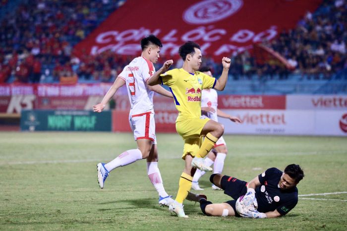 Văn Toàn có 2 tình huống đối đầu 1-1 với thủ môn Nguyên Mạnh thế nhưng mọi nỗ lực đều chưa thành bàn thắng cho HAGL