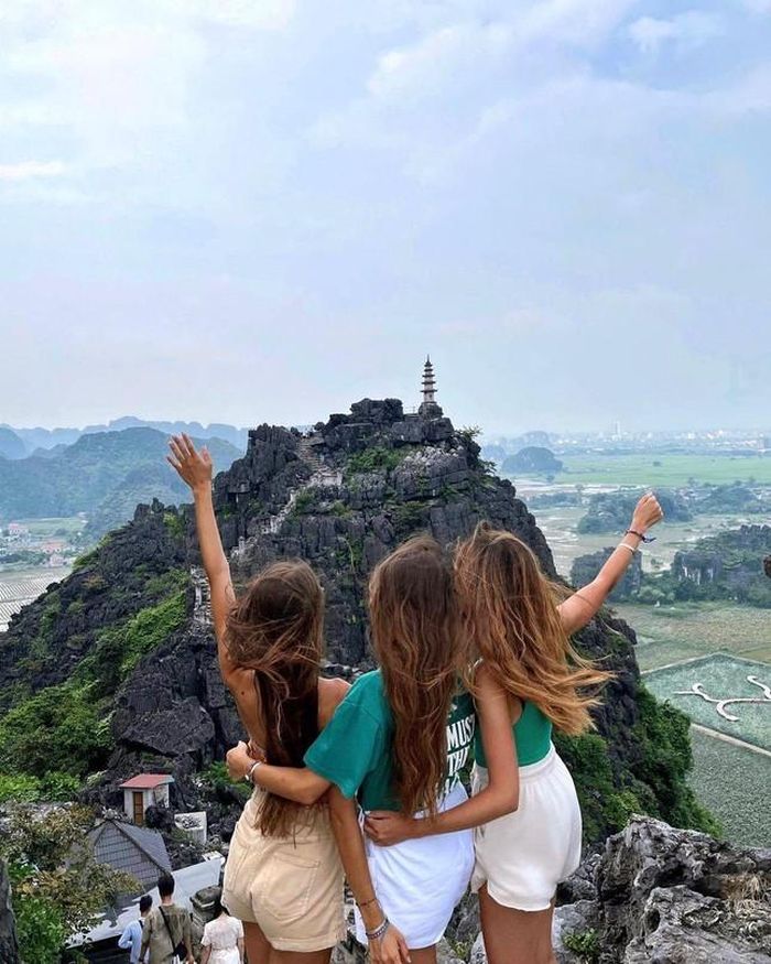 Bước chân vào Hang Múa, bạn ngỡ như mình lạc vào xứ Wales với khung cảnh đầy nguyên sơ, cổ kính. Ảnh: Hang Múa Ecolodge
