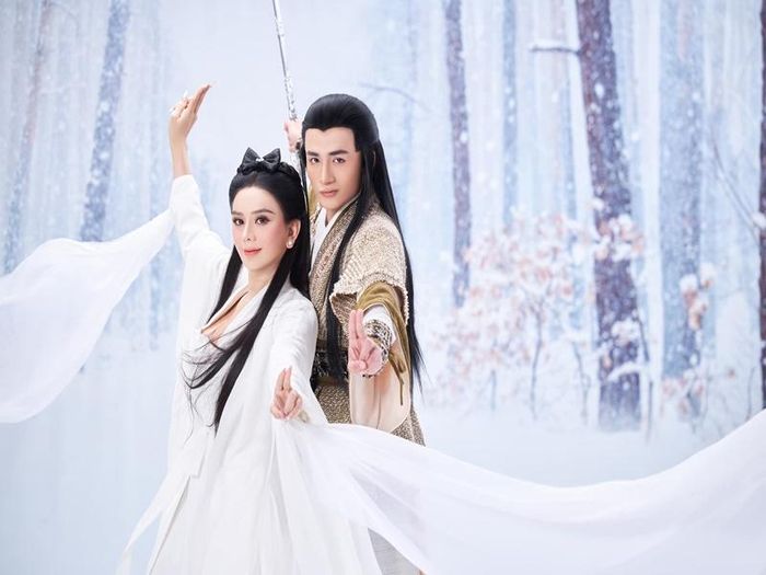 Trên trang cá nhân, Lâm Khánh Chi vừa đăng tải bộ ảnh hóa thân Tiểu Long Nữ bên Song Duy.