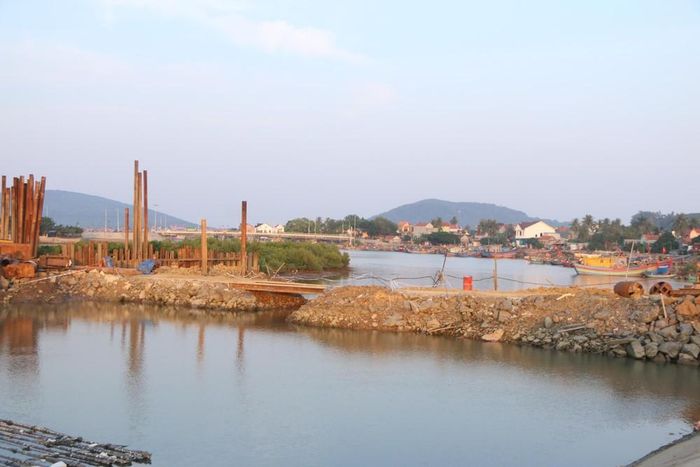 Cũng nằm trên dòng sông Hoàng Mai, phía phường Quỳnh Phương, nơi tuyến đường ven biển đi qua, bên phía nhánh phụ (đoạn này sông Hoàng Mai tách làm 2 dòng, chính giữa là cồn đất), đơn vị thi công còn gần như đắp tịt dòng sông lại, chỉ để một chiếc cầu tạm chừng hơn 2m để nước chảy qua. Ảnh: Tiến Đông