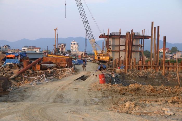 Phần đường công vụ tại đoạn này được đắp cao gần bằng tuyến đường bê tông chạy ven sông, điều này khiến cho việc tiêu thoát nước trên sông Hoàng Mai sẽ bị ảnh hưởng nếu như mưa lũ tiếp tục xảy ra. Ảnh: Tiến Đông