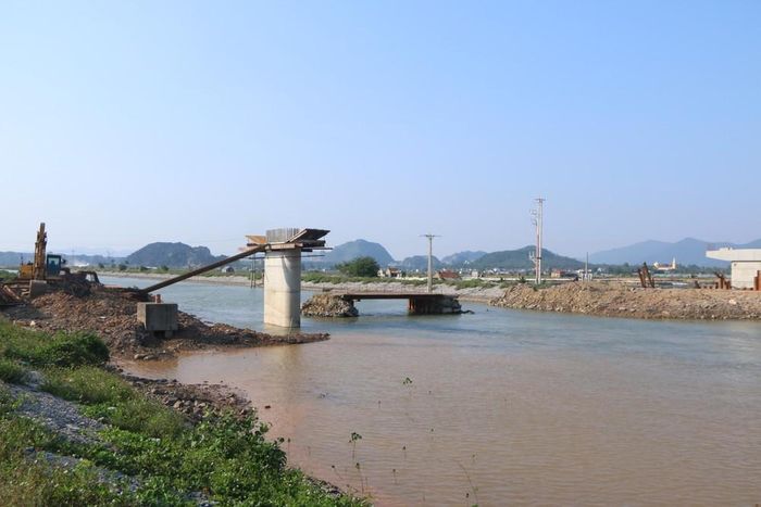 Ngoài ra, tại khu vực kênh Nhà Lê, tuyến kênh tiêu thoát nước cho khu vực rộng lớn phía Bắc thị xã Hoàng Mai, địa điểm mà vào sáng 30/9 khi nước lũ dâng cao nhất, chính quyền địa phương đã phải yêu cầu đơn vị thi công phá đường để thoát nước, hiện nay khu vực này vẫn chưa được thanh thải hết. Ảnh: Tiến Đông