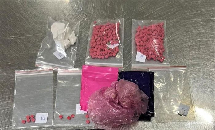 Tang vật gồm 22,7gam heroin và 400 viên ma túy tổng hợp (hồng phiến). Ảnh: Hồng Ngọc