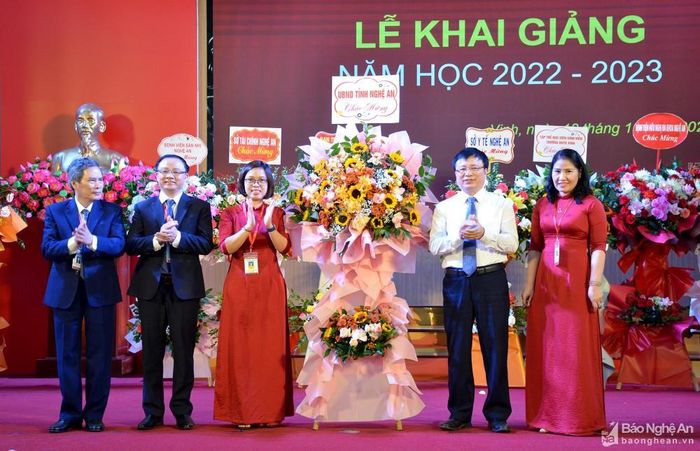 Ủy ban nhân tỉnh Nghệ An tặng hoa chúc mừng thầy và trò Trường Đại học Y khoa Vinh nhân Lễ khai giảng năm học 2022-2023. Ảnh: Thành Chung 