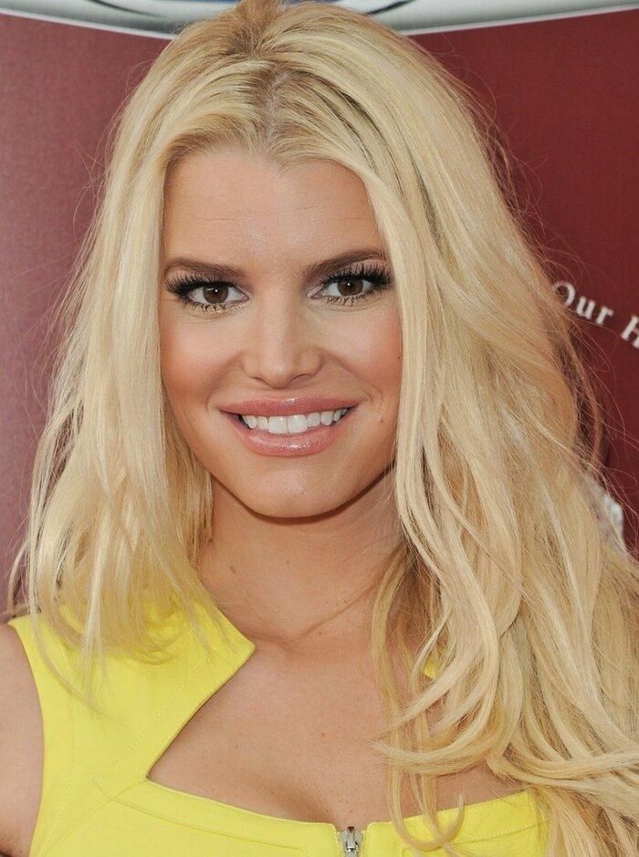 Jessica Simpson thừa nhận việc bản thân từng bơm môi, nhưng cô rất thất vọng về kết quả đem lại. "Trông tôi thật giả tạo, tôi không thích điều đó chút nào", nữ ca sĩ nói.