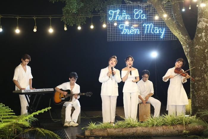 Hiền Anh và Thu Hà trong MV "Mẹ là Phật tử bi"