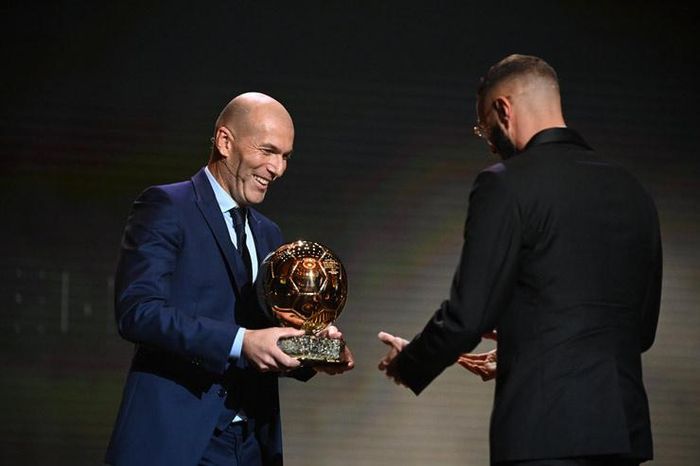 Zinedine Zidane đứng lên sân khấu trao Quả bóng Vàng năm 2022 cho Benzema